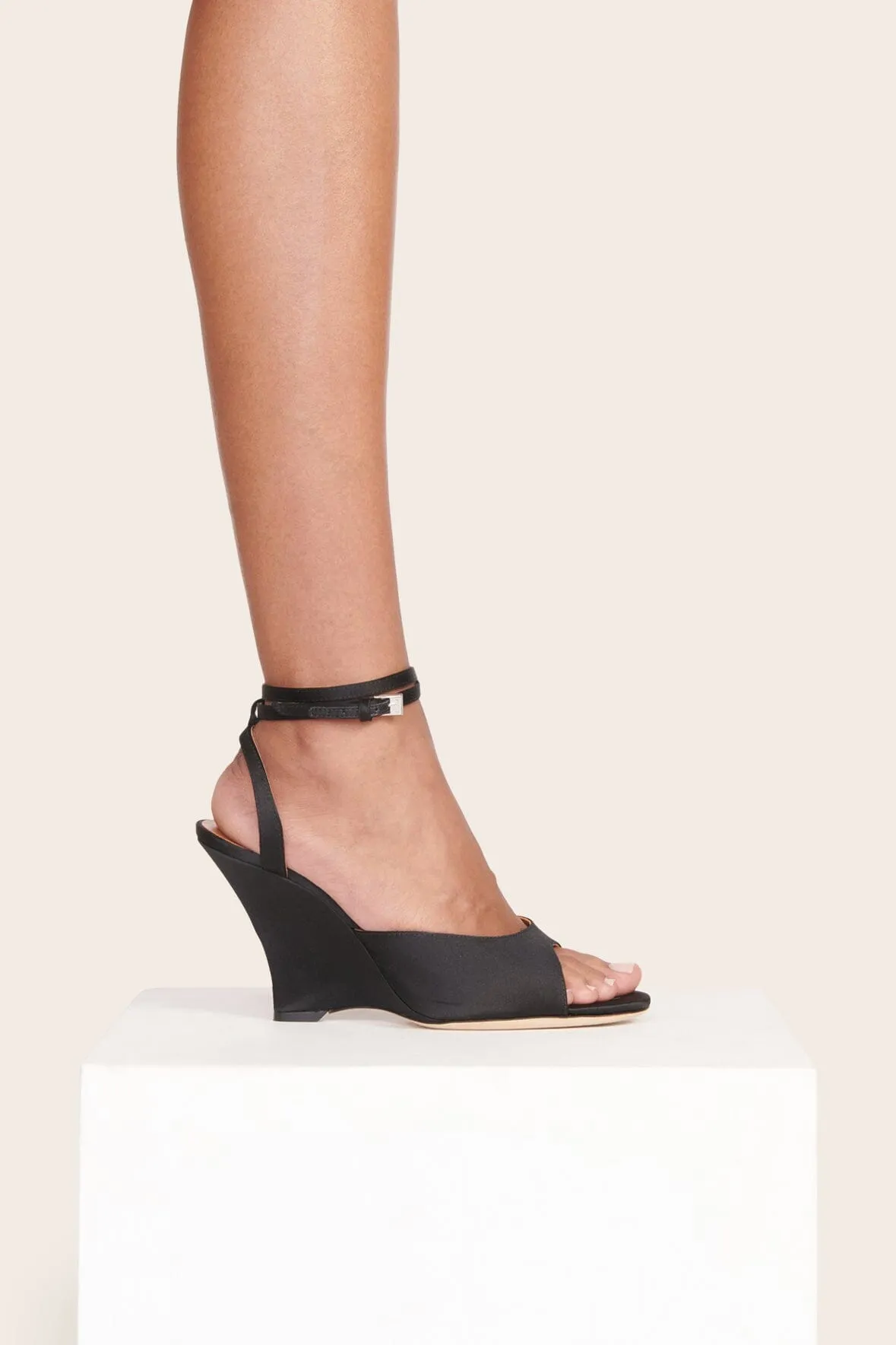 ANOUSH WEDGE | BLACK