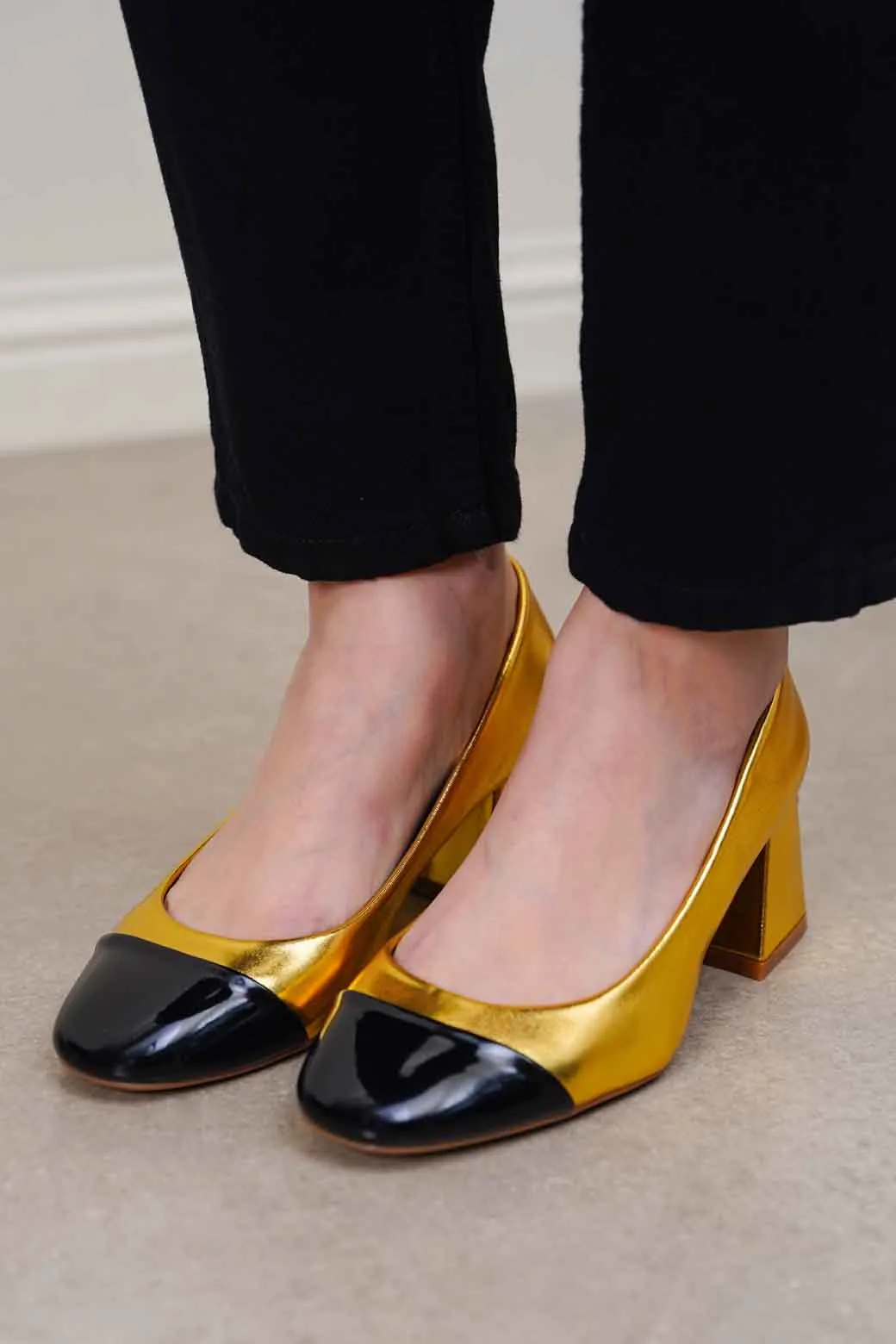 CONTRAST BLOCK HEEL