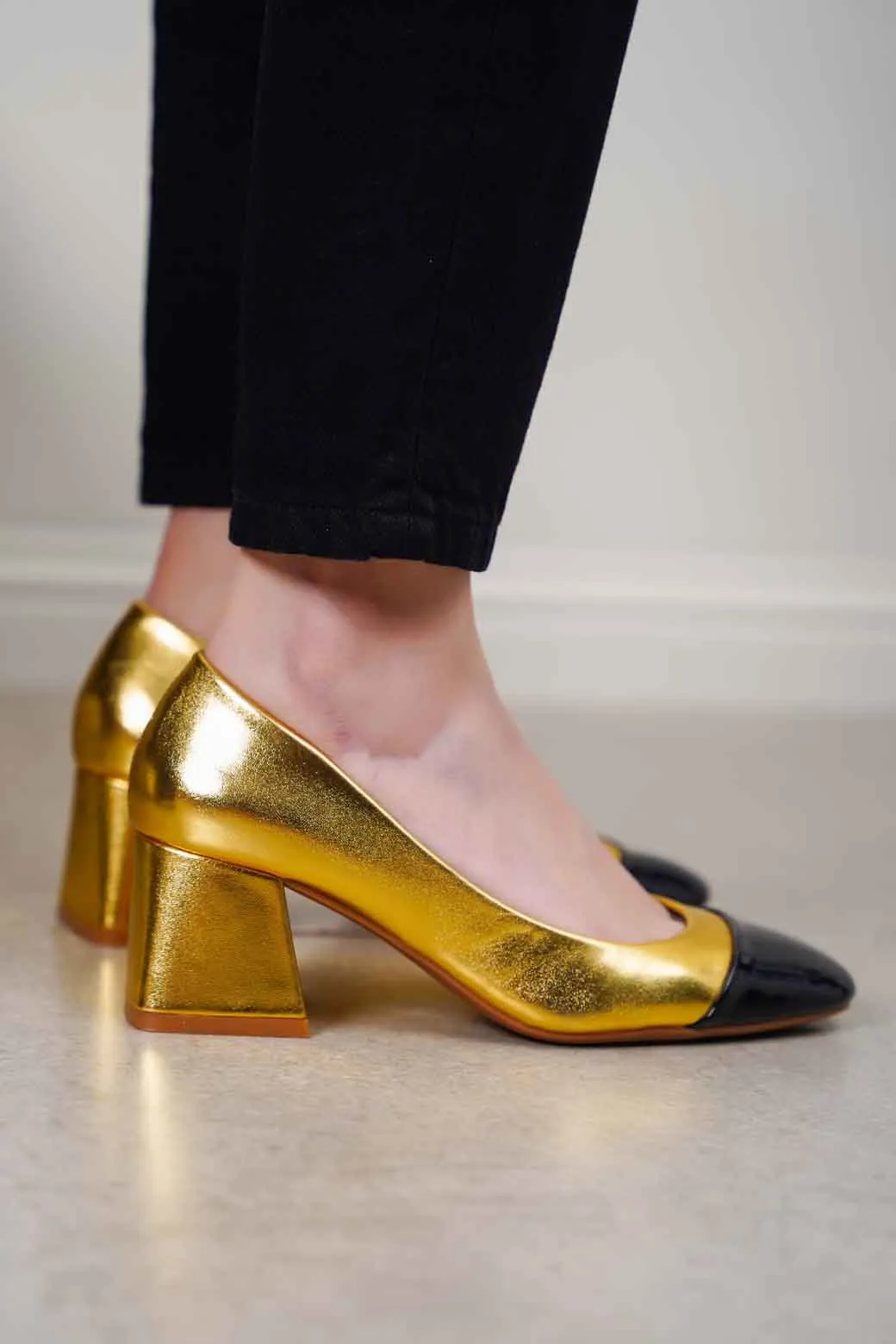 CONTRAST BLOCK HEEL