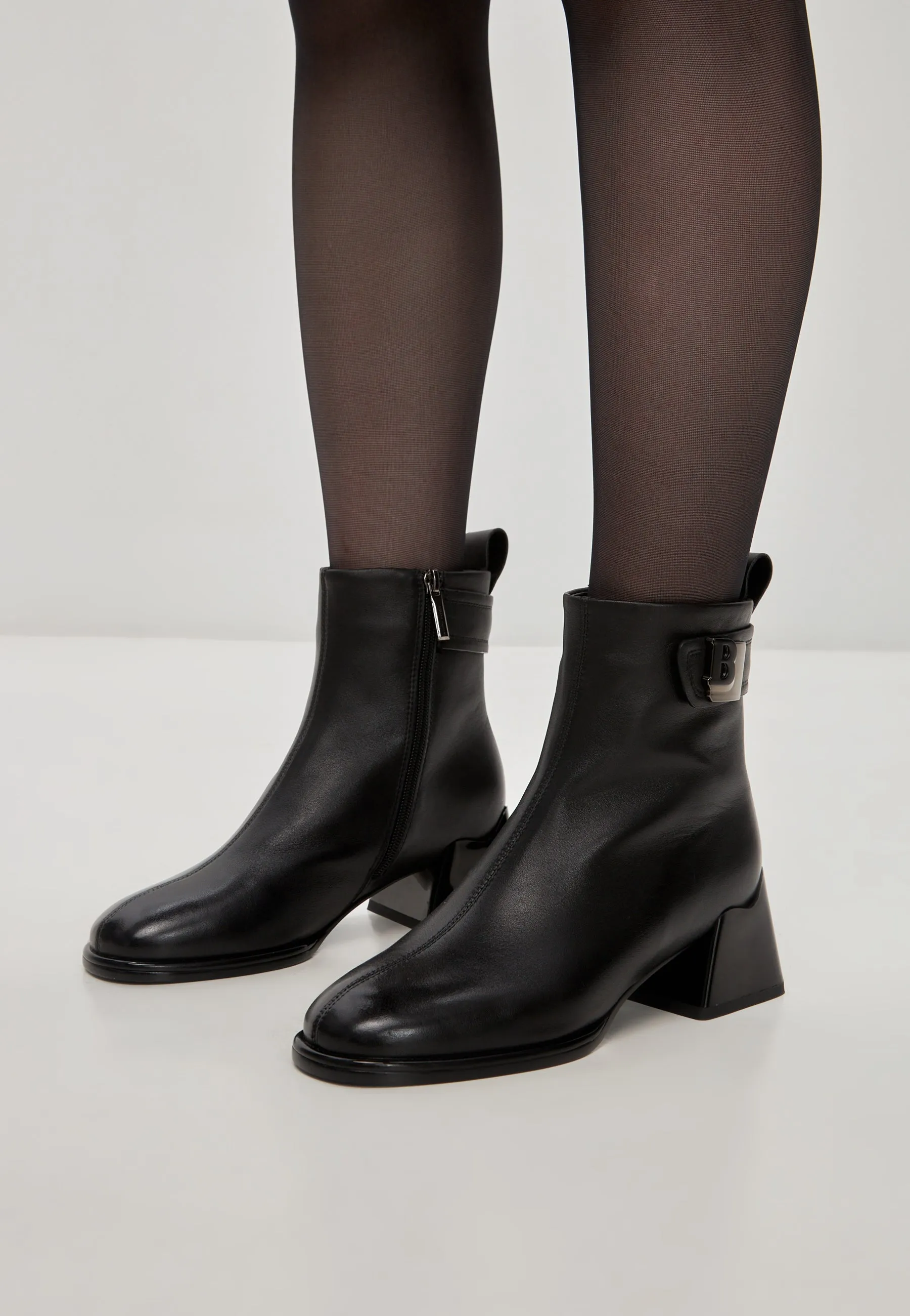 Sleek Leather Ankle Boots Vika - Black